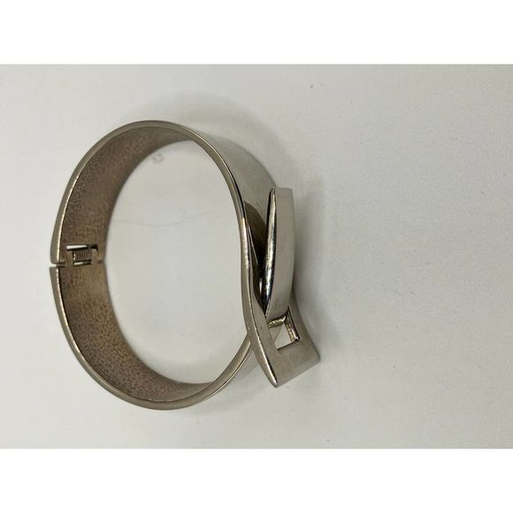 Buckle Shaped Modern Silver-Tone Hinged Bracelet! - Picture 4 of 13